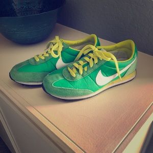 Nike vintage style tenny shoes. Green & yellow.